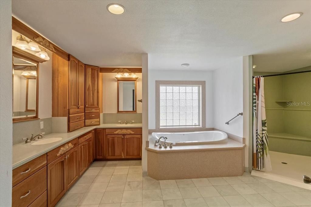 待售: $970,000 (5 贝兹, 3 浴室, 6396 平方英尺)