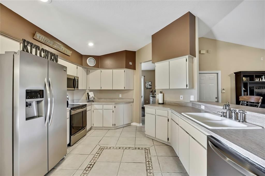 Под контрактом: $459,900 (4 спален, 2 ванн, 2356 Квадратных фут)