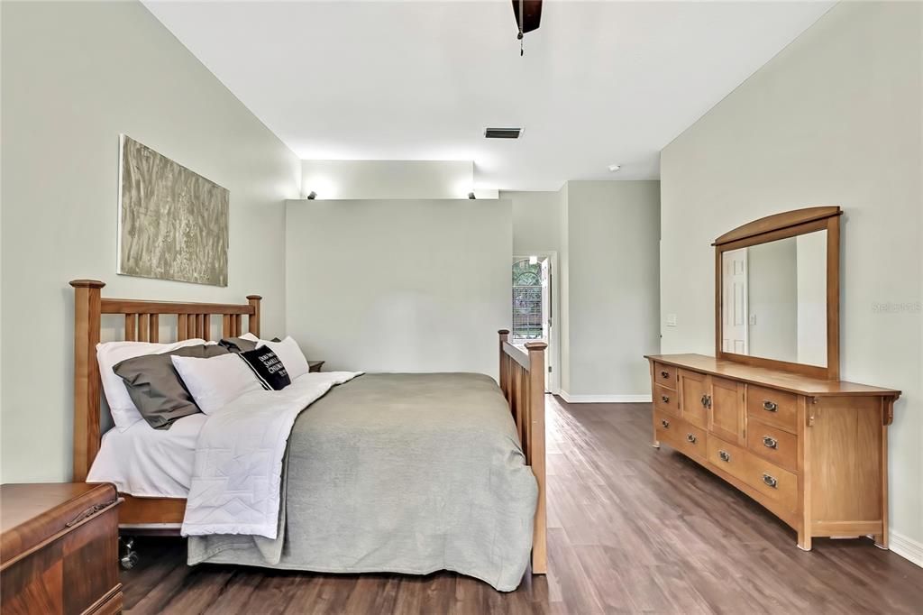 Под контрактом: $459,900 (4 спален, 2 ванн, 2356 Квадратных фут)