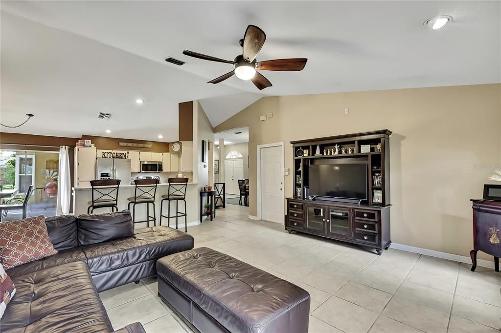 Под контрактом: $459,900 (4 спален, 2 ванн, 2356 Квадратных фут)