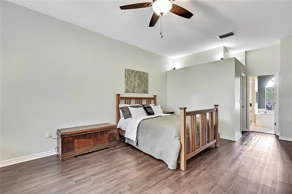 Под контрактом: $459,900 (4 спален, 2 ванн, 2356 Квадратных фут)