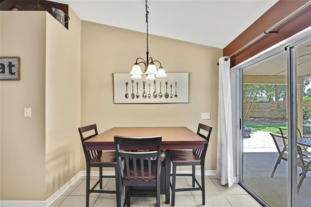 Под контрактом: $459,900 (4 спален, 2 ванн, 2356 Квадратных фут)