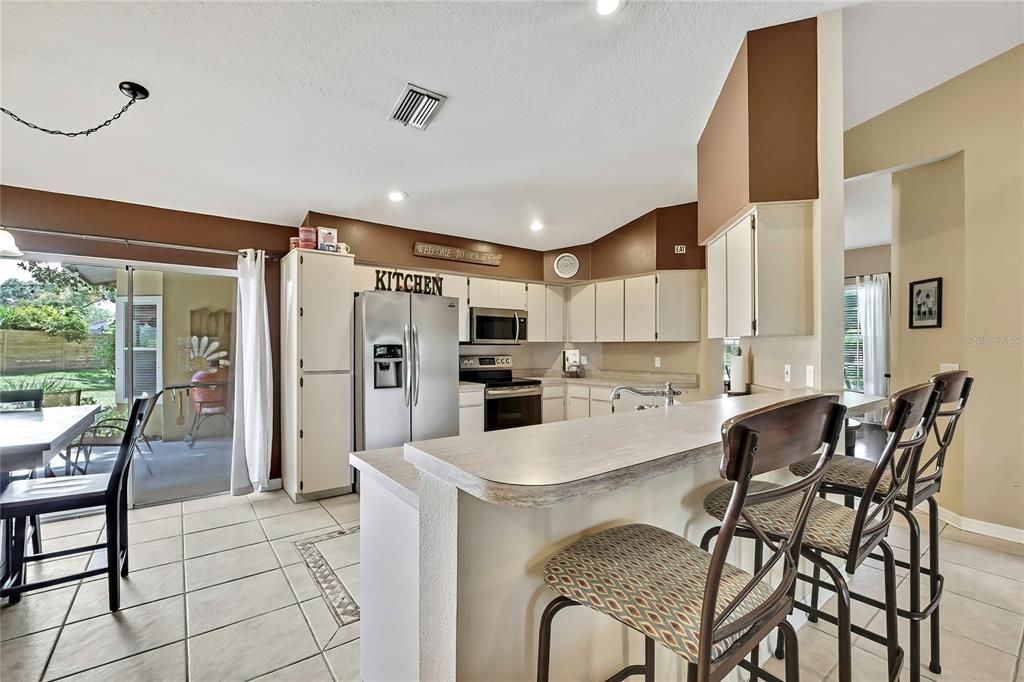 Под контрактом: $459,900 (4 спален, 2 ванн, 2356 Квадратных фут)