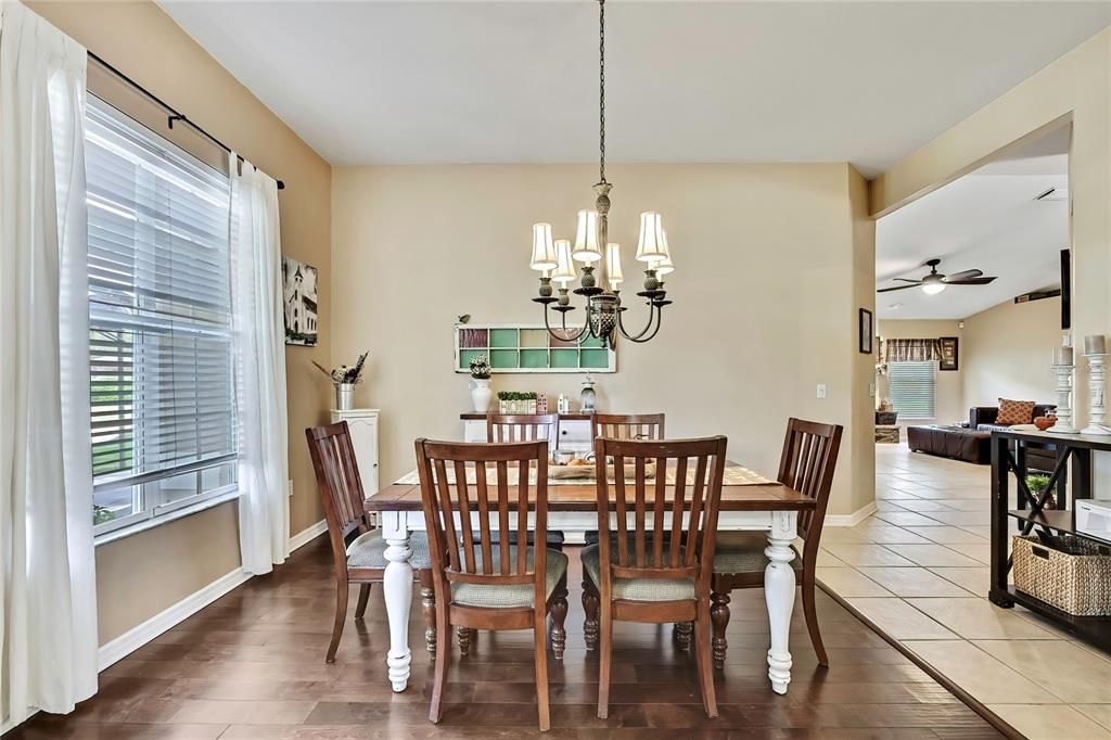 Под контрактом: $459,900 (4 спален, 2 ванн, 2356 Квадратных фут)