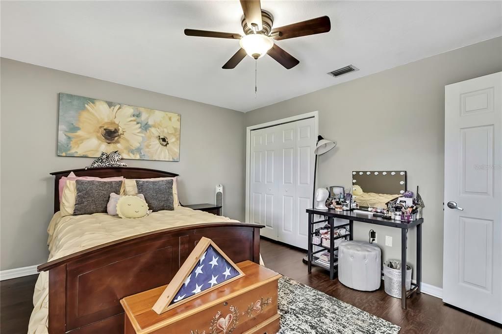 Под контрактом: $459,900 (4 спален, 2 ванн, 2356 Квадратных фут)