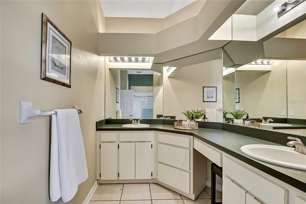 Под контрактом: $459,900 (4 спален, 2 ванн, 2356 Квадратных фут)