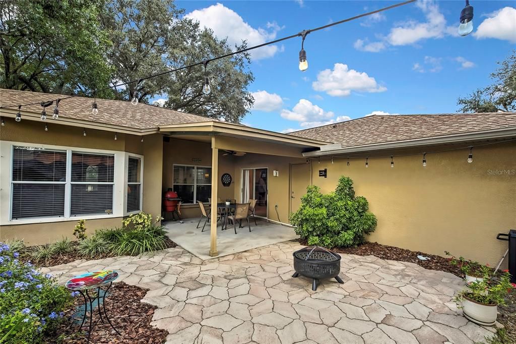 Под контрактом: $459,900 (4 спален, 2 ванн, 2356 Квадратных фут)