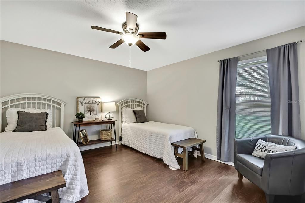 Под контрактом: $459,900 (4 спален, 2 ванн, 2356 Квадратных фут)