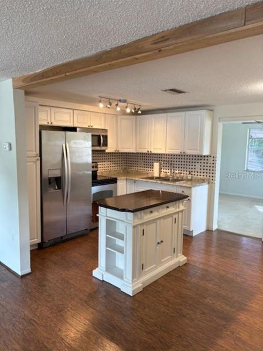 For Sale: $259,999 (3 beds, 2 baths, 1184 Square Feet)