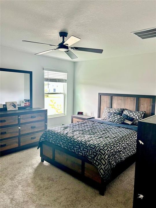 合同活跃: $1,900 (4 贝兹, 2 浴室, 1879 平方英尺)