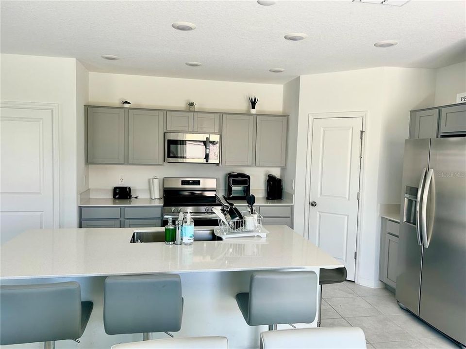 合同活跃: $1,900 (4 贝兹, 2 浴室, 1879 平方英尺)