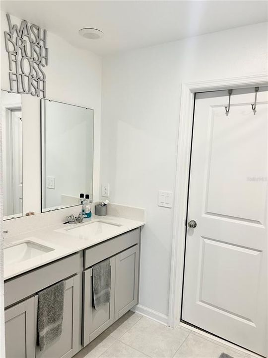 合同活跃: $1,900 (4 贝兹, 2 浴室, 1879 平方英尺)