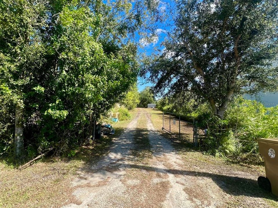 На продажу: $799,000 (2.41 acres)