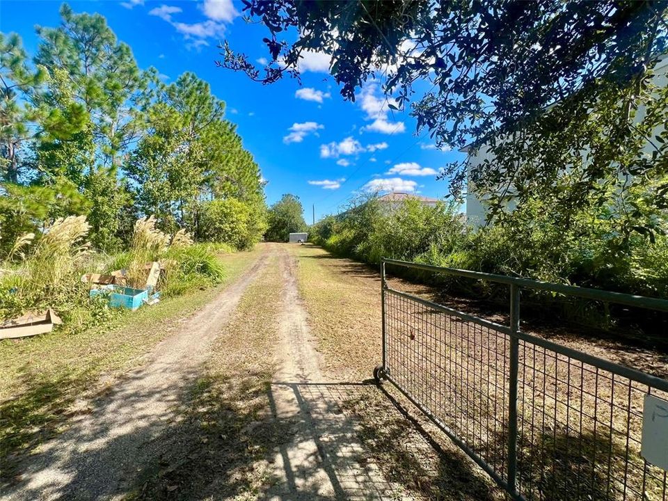 На продажу: $799,000 (2.41 acres)