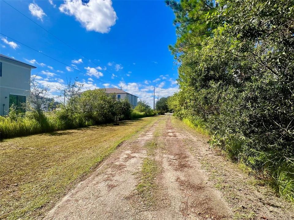 На продажу: $799,000 (2.41 acres)