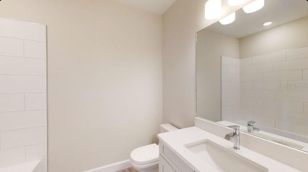 Activo con contrato: $375,000 (4 camas, 3 baños, 1867 Pies cuadrados)