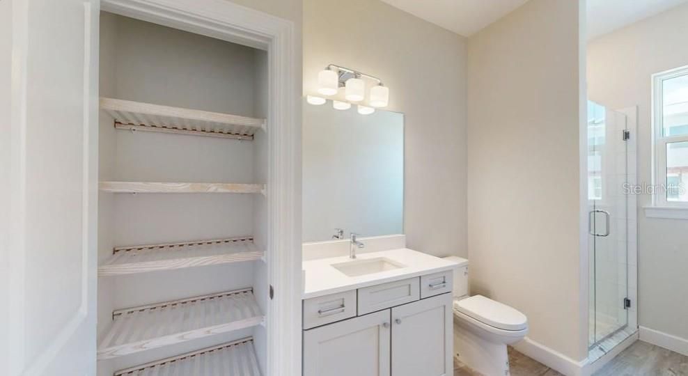 Activo con contrato: $375,000 (4 camas, 3 baños, 1867 Pies cuadrados)