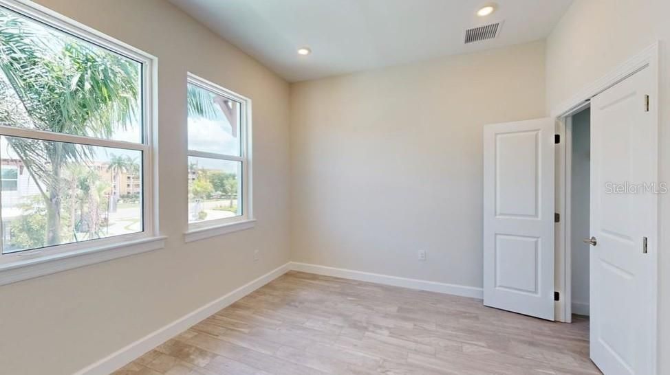 Activo con contrato: $375,000 (4 camas, 3 baños, 1867 Pies cuadrados)