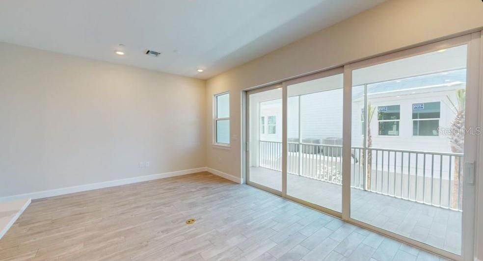 Activo con contrato: $375,000 (4 camas, 3 baños, 1867 Pies cuadrados)