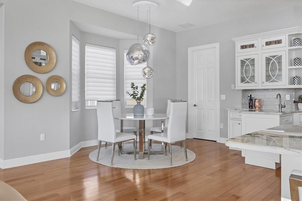 合同活跃: $3,995,000 (3 贝兹, 3 浴室, 4622 平方英尺)