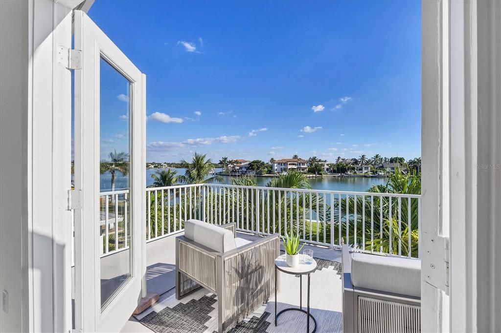 合同活跃: $3,995,000 (3 贝兹, 3 浴室, 4622 平方英尺)