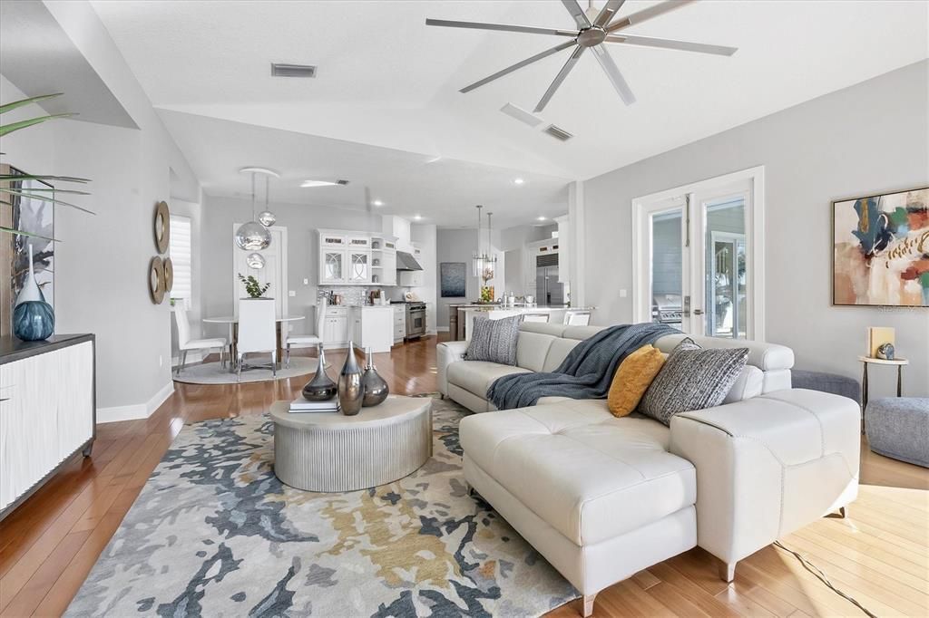 合同活跃: $3,995,000 (3 贝兹, 3 浴室, 4622 平方英尺)