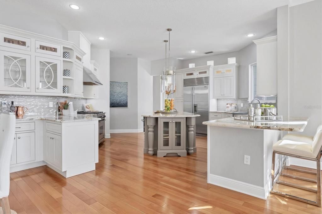 合同活跃: $3,995,000 (3 贝兹, 3 浴室, 4622 平方英尺)