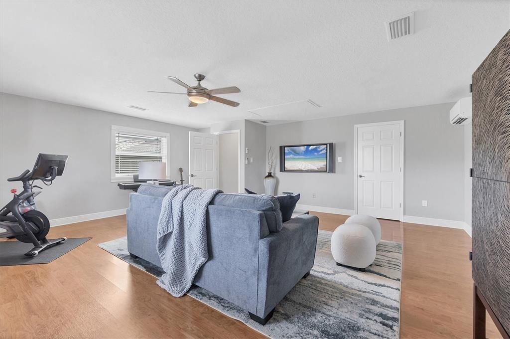 合同活跃: $3,995,000 (3 贝兹, 3 浴室, 4622 平方英尺)