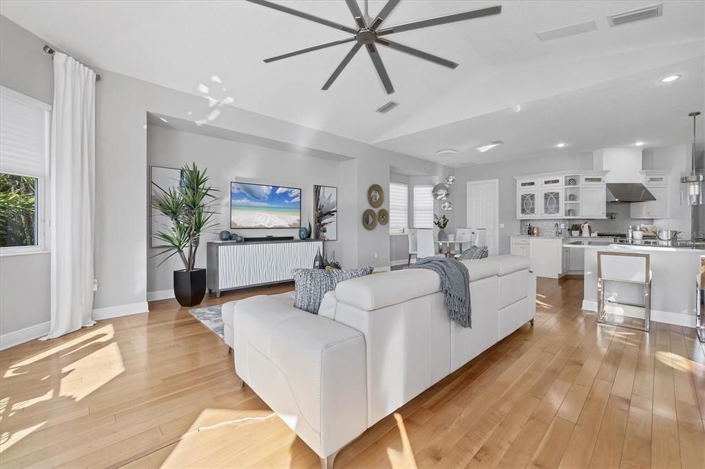 合同活跃: $3,995,000 (3 贝兹, 3 浴室, 4622 平方英尺)