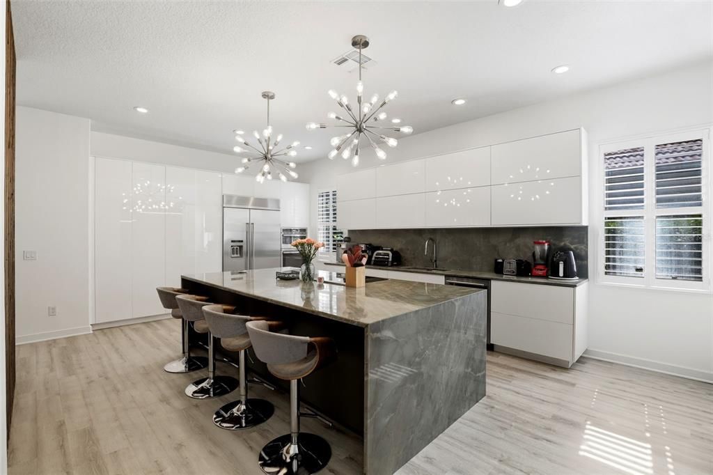 合同活跃: $1,299,000 (5 贝兹, 4 浴室, 3415 平方英尺)