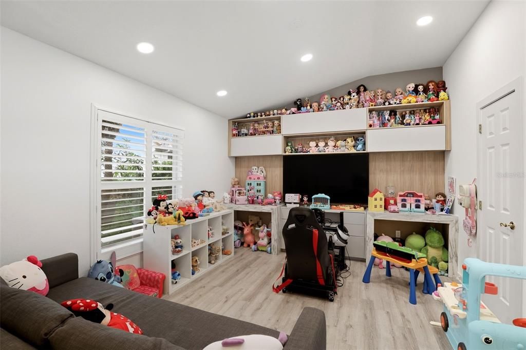 合同活跃: $1,299,000 (5 贝兹, 4 浴室, 3415 平方英尺)