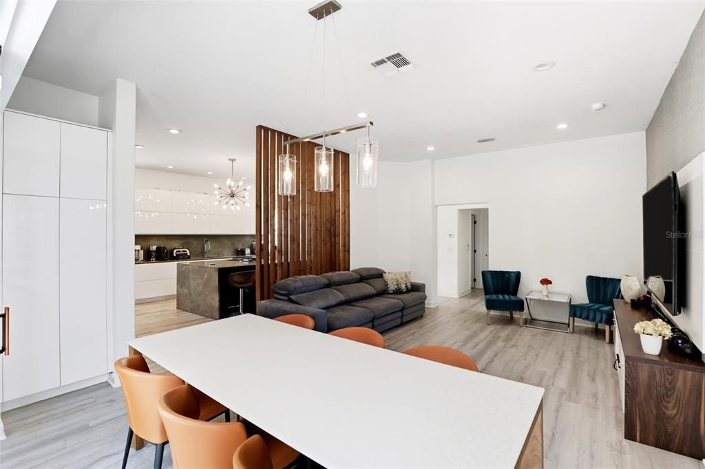 合同活跃: $1,299,000 (5 贝兹, 4 浴室, 3415 平方英尺)