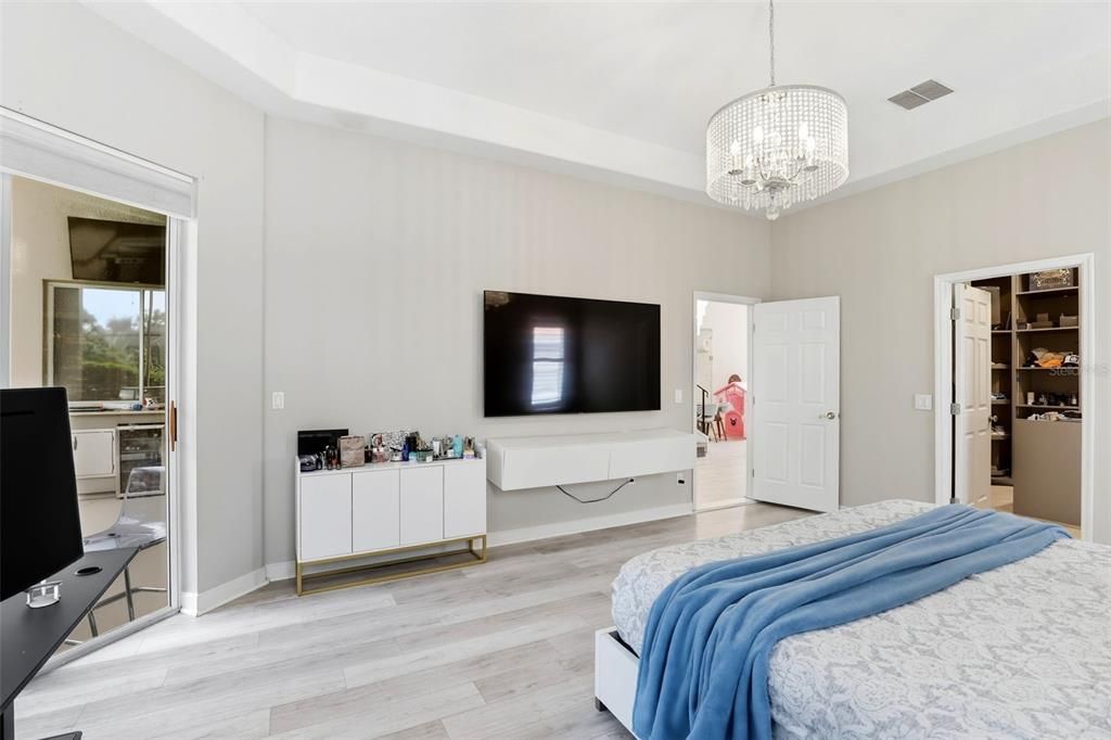 合同活跃: $1,299,000 (5 贝兹, 4 浴室, 3415 平方英尺)