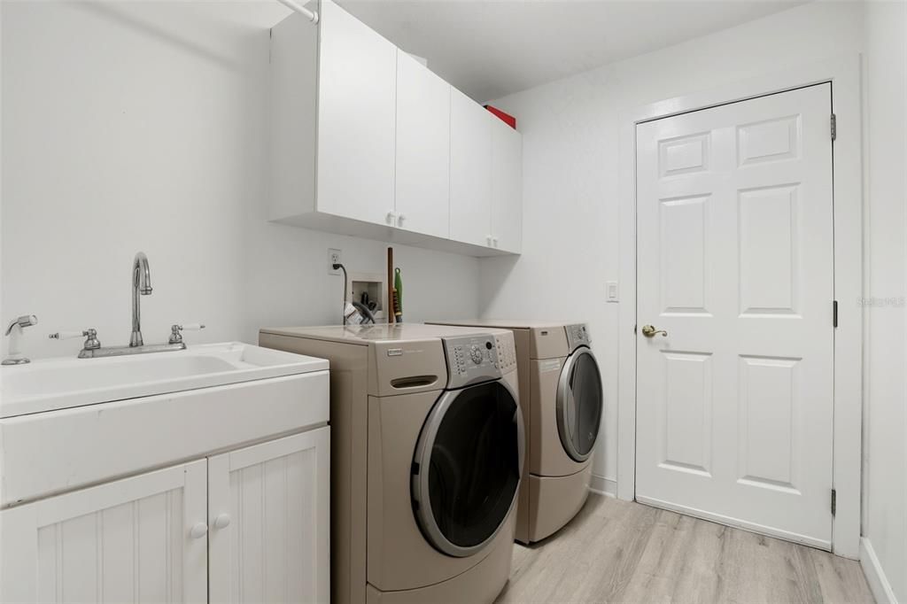 合同活跃: $1,299,000 (5 贝兹, 4 浴室, 3415 平方英尺)