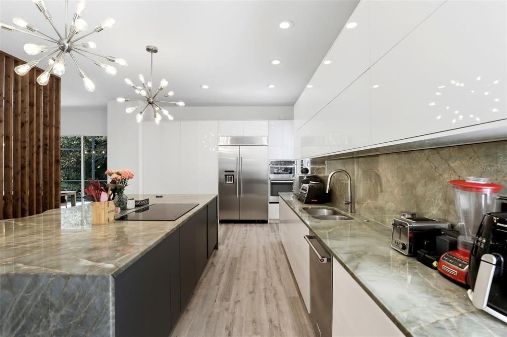 合同活跃: $1,299,000 (5 贝兹, 4 浴室, 3415 平方英尺)