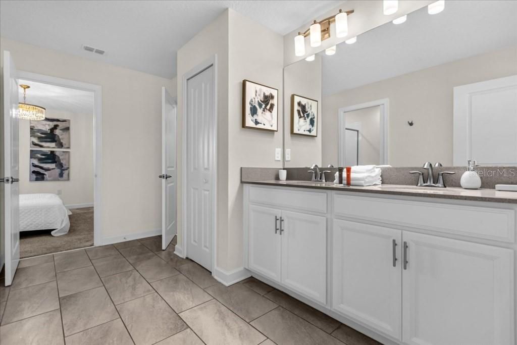 На продажу: $1,050,000 (9 спален, 5 ванн, 3909 Квадратных фут)