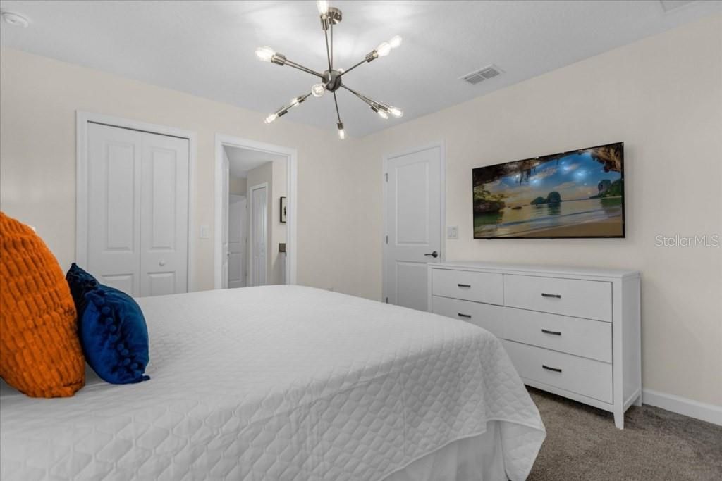 На продажу: $1,050,000 (9 спален, 5 ванн, 3909 Квадратных фут)