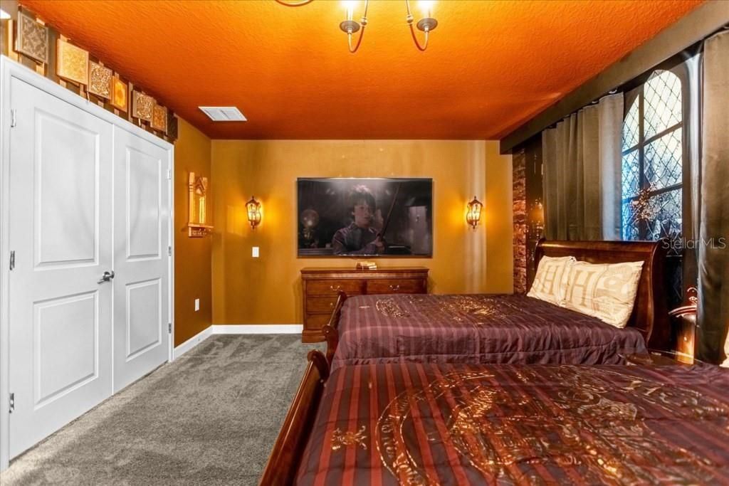 На продажу: $1,050,000 (9 спален, 5 ванн, 3909 Квадратных фут)