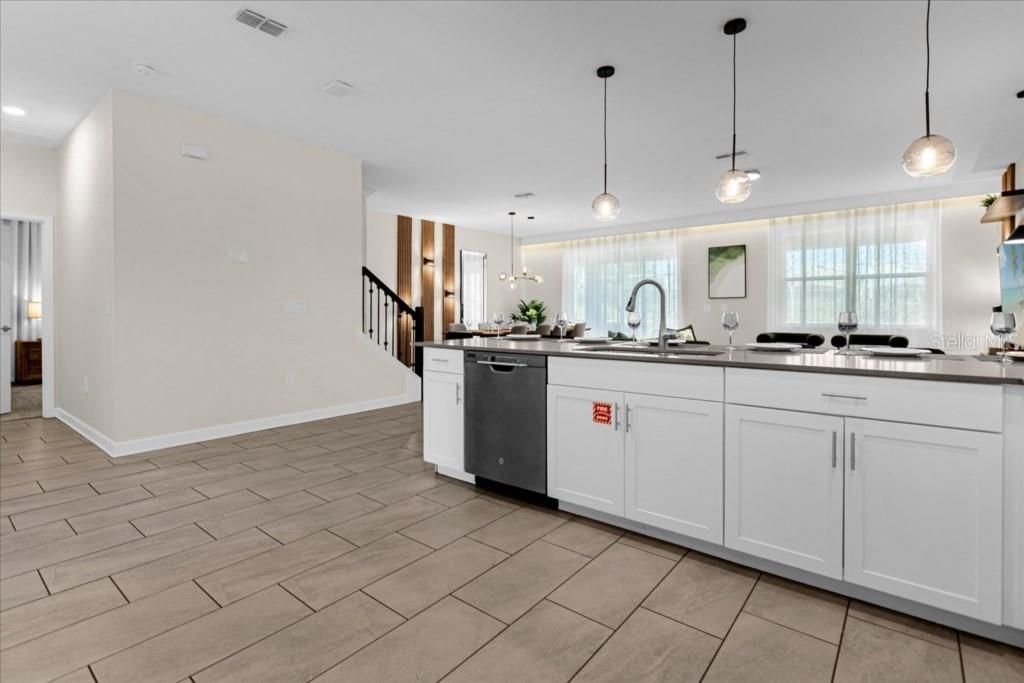 На продажу: $1,050,000 (9 спален, 5 ванн, 3909 Квадратных фут)