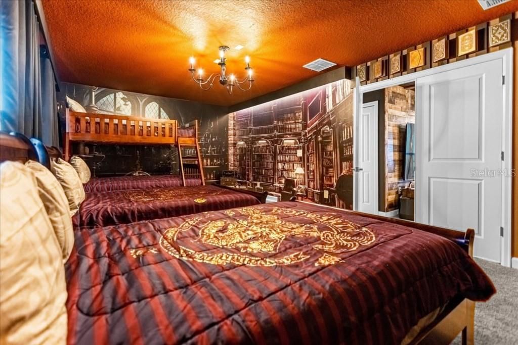 На продажу: $1,050,000 (9 спален, 5 ванн, 3909 Квадратных фут)