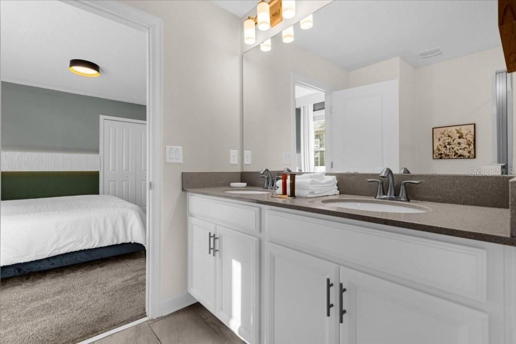 На продажу: $1,050,000 (9 спален, 5 ванн, 3909 Квадратных фут)