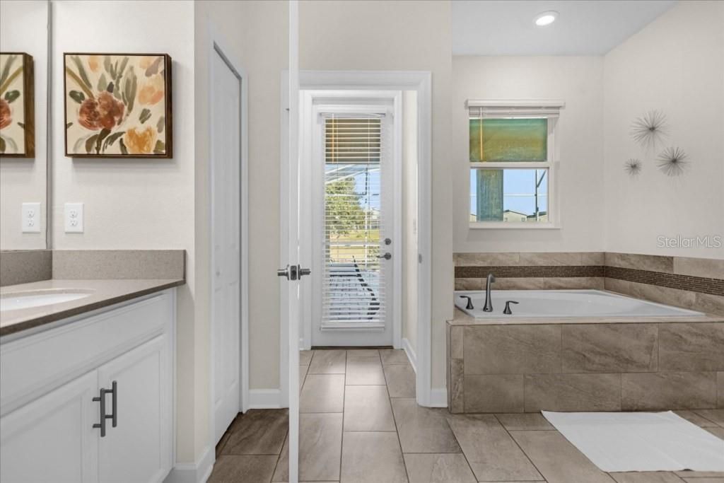 На продажу: $1,050,000 (9 спален, 5 ванн, 3909 Квадратных фут)