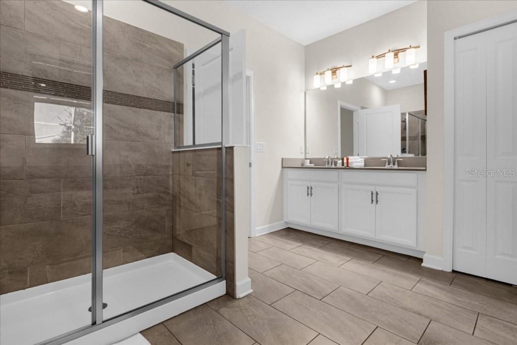 На продажу: $1,050,000 (9 спален, 5 ванн, 3909 Квадратных фут)