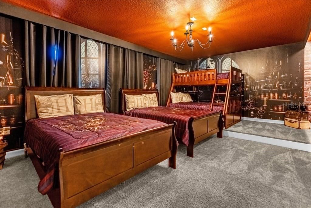 На продажу: $1,050,000 (9 спален, 5 ванн, 3909 Квадратных фут)