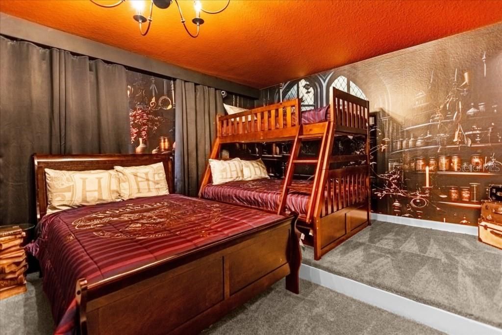 На продажу: $1,050,000 (9 спален, 5 ванн, 3909 Квадратных фут)