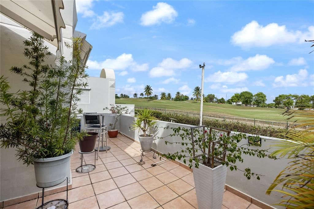 For Sale: $1,100,000 (3 beds, 2 baths, 1433 Square Feet)