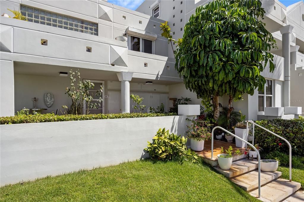 For Sale: $1,100,000 (3 beds, 2 baths, 1433 Square Feet)