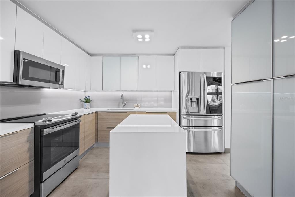 For Sale: $1,100,000 (3 beds, 2 baths, 1433 Square Feet)