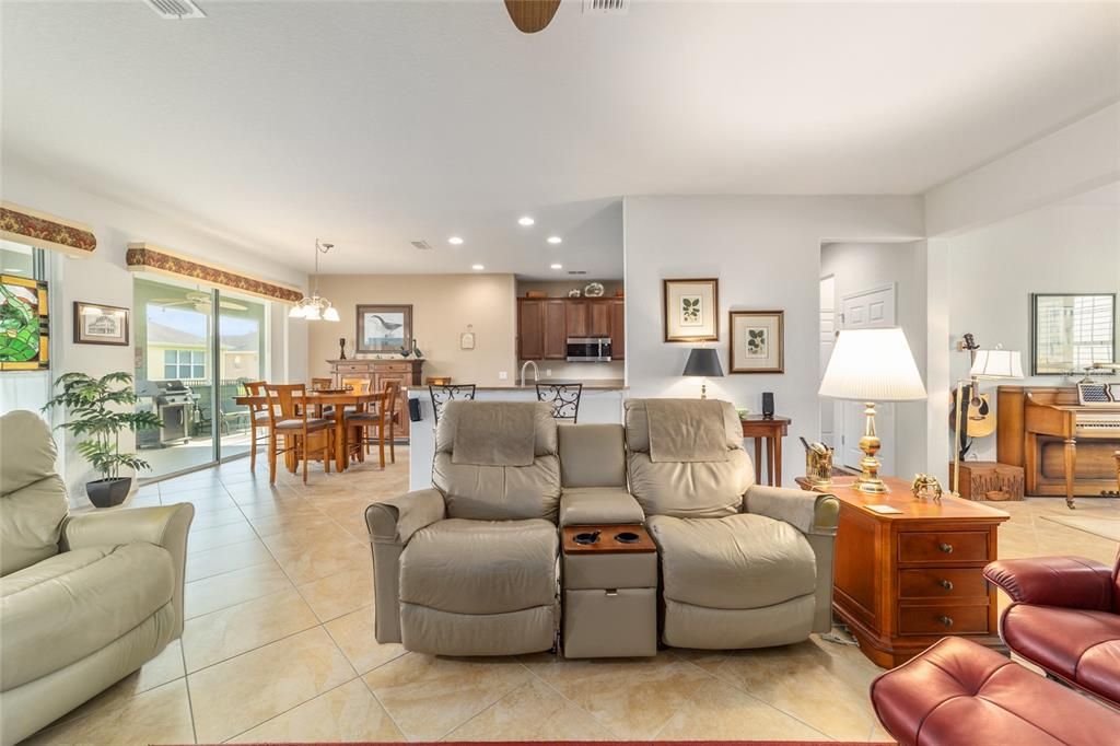 Active With Contract: $375,000 (3 beds, 2 baths, 2122 Square Feet)