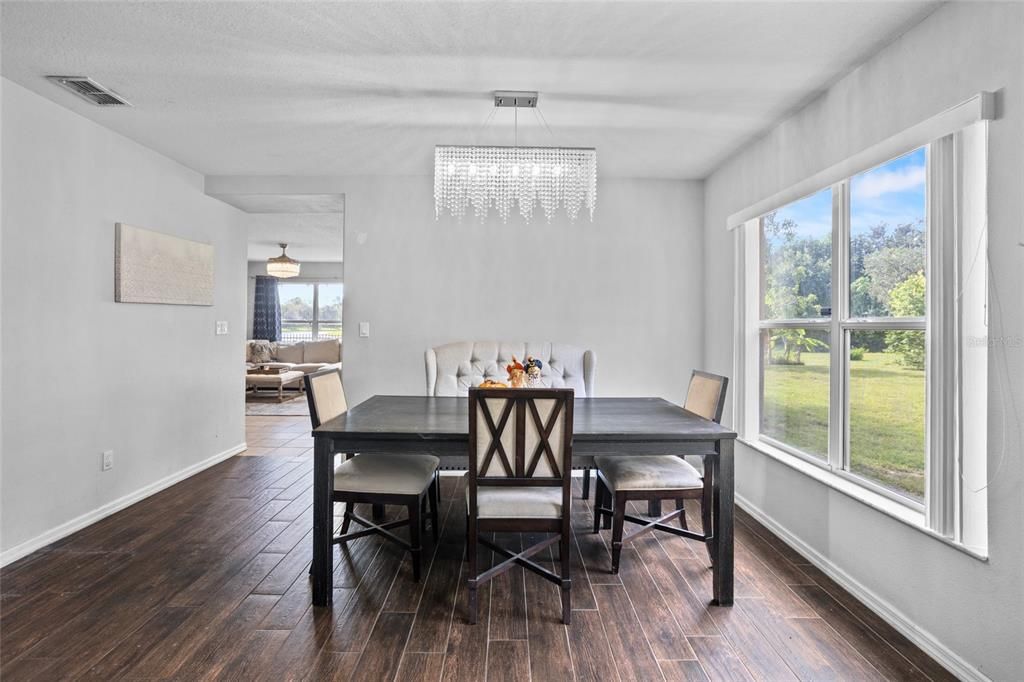 合同活跃: $470,000 (4 贝兹, 2 浴室, 1940 平方英尺)